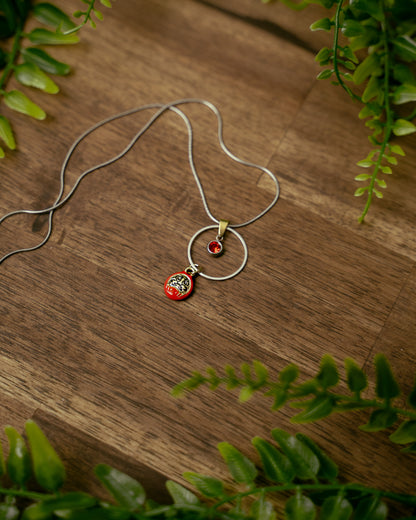 Daruma, Kleiner Filigraner Japanischer Daruma Glücksanhänger | Halskette | TRIVIALFEY