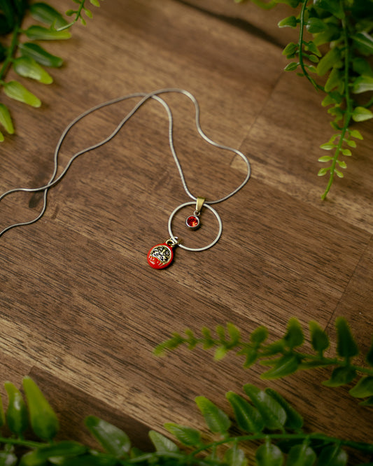 Daruma, Kleiner Filigraner Japanischer Daruma Glücksanhänger | Halskette | TRIVIALFEY