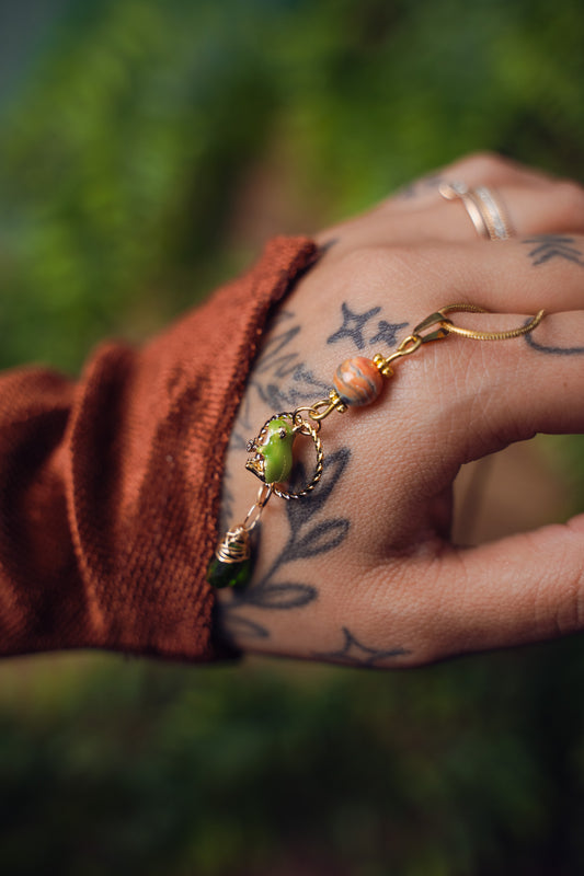 Frog Princess, Kleiner Froschanhänger mit grünem Kristall | Halskette | TRIVIALFEY