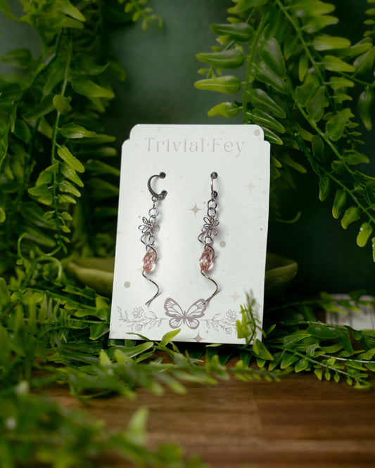 Twisted Flower, Abstrakte Drahtblume mit Tropfenanhänger | Ohrringe | TRIVIALFEY